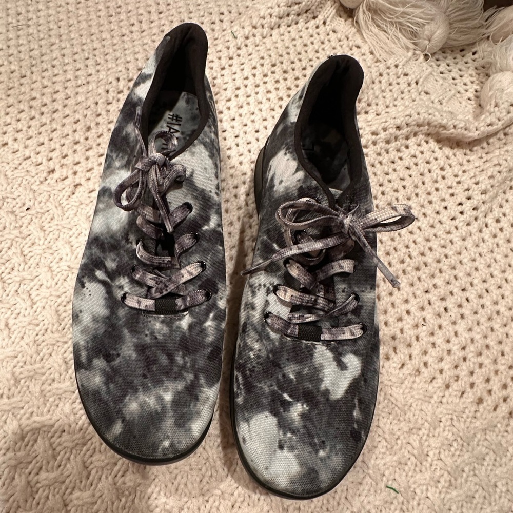 NWOB NOBULL INISEX WOMENS 7/5 MENS 10/5 Black and Gray Tie-Dye Sneakers